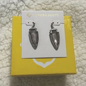 Kendra Scott Kimmy Earrings in Gray Pearl